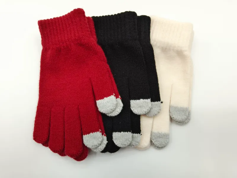Drei Paar gerippte Winterhandschuhe in Rot, Schwarz und Creme mit leitfähigen grauen Fingerkuppen, nebeneinander auf weißem Hintergrund