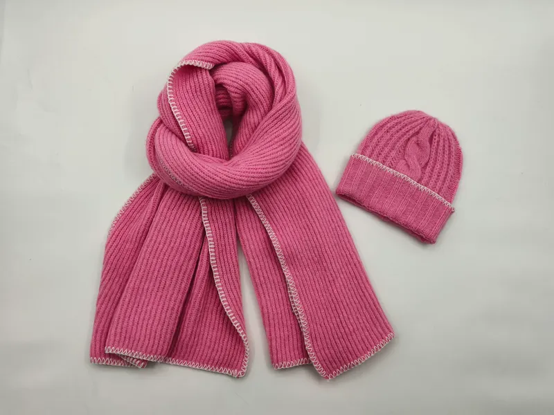 Pinkes Strick-Winterset aus geripptem Schal und passender Beanie-Mütze mit kontrastierender weißer Kantennaht