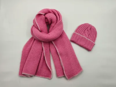 Pinkes Strick-Winterset aus geripptem Schal und passender Beanie-Mütze mit kontrastierender weißer Kantennaht