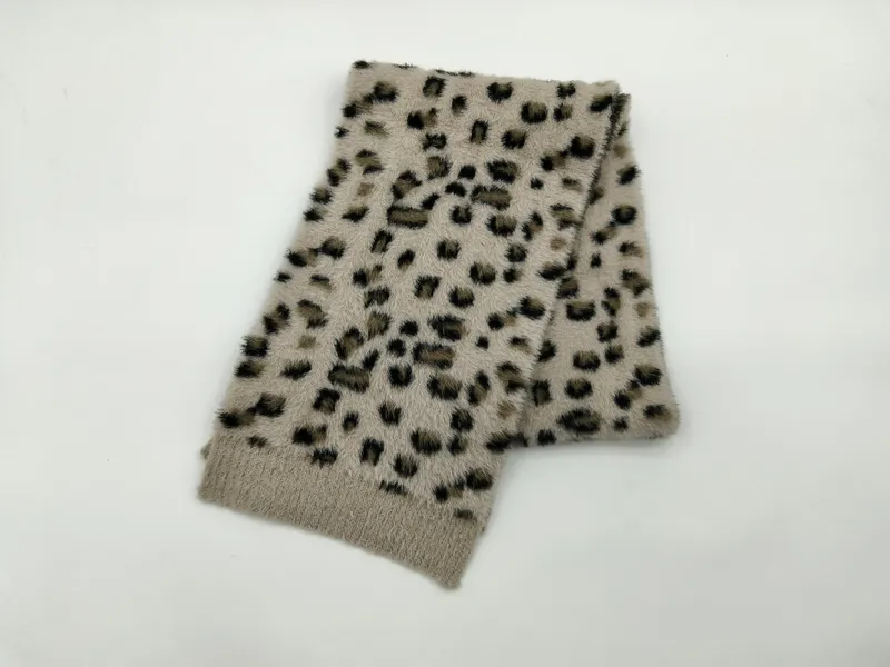 Gefalteter Kunstfell-Schal in Beige mit schwarzem und braunem Leopardenfleckenmuster auf weißem Untergrund