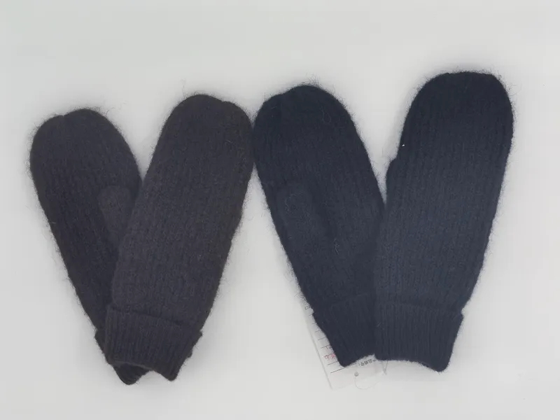 Zwei Paar Grobstrick-Winterfäustlinge in Anthrazit und Dunkelblau flach auf weißem Hintergrund mit sichtbarem Produktetikett