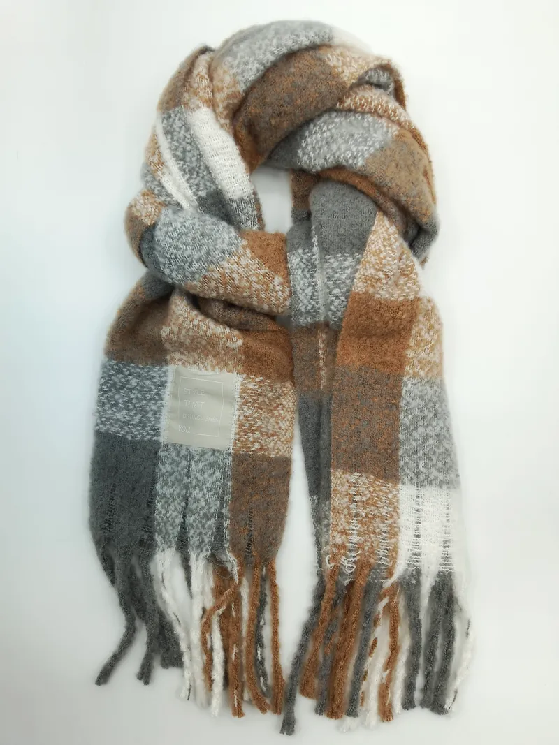 Großformatiger Winterschal im Schottenmuster aus strukturiertem Bouclé-Garn in Beige, Grau und Weiß mit dekorativen Fransenden