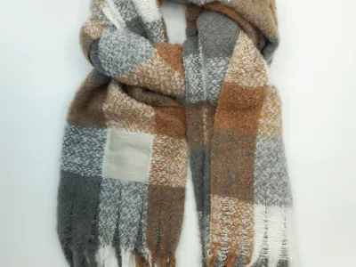 Großformatiger Winterschal im Schottenmuster aus strukturiertem Bouclé-Garn in Beige, Grau und Weiß mit dekorativen Fransenden