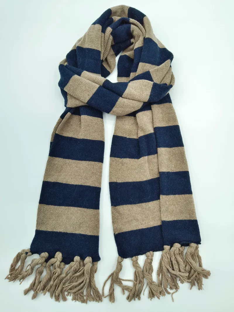 Breiter Strickschal mit marineblauen und beigefarbenen Blockstreifen sowie dekorativen Fransenquasten an den Enden