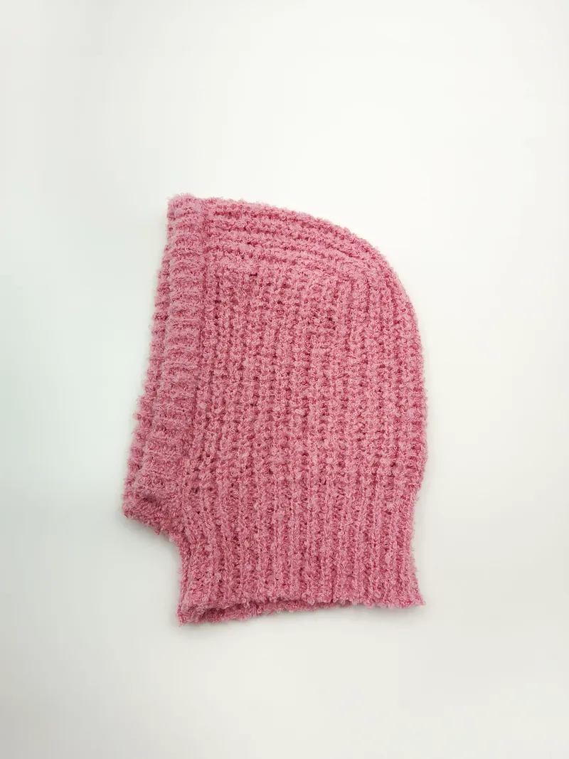 Pinkfarbene Skimaske aus kuscheligen Grobstrick mit Waffelstruktur – Flachansicht zeigt offene Strickoptik und Gesichtsausschnitt
