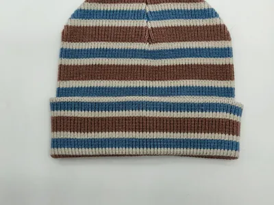 Rippenstrickmütze mit horizontalen Streifen in Blaugrau, Braun und Beige mit umgeklapptem Bündchen – flach auf weißem Untergrund