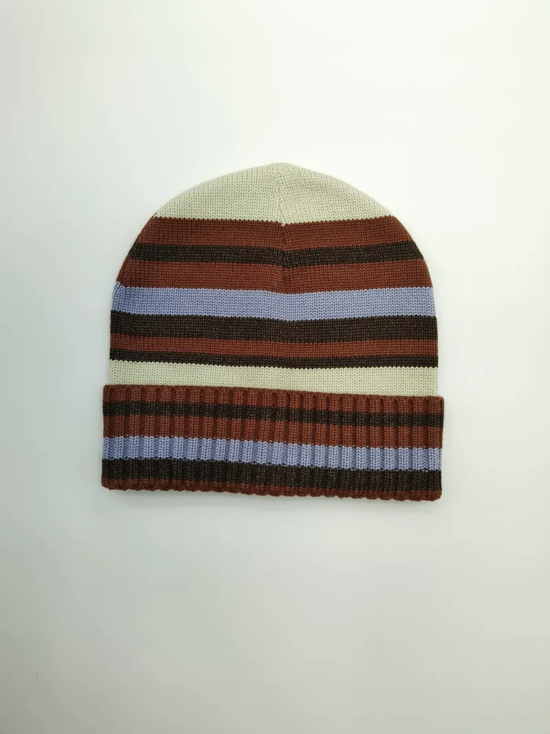 Umgeklappte Strickmütze mit breiten Querstreifen in Naturweiß, Rostbraun, Dunkelbraun und Blauviolett – Flachansicht auf weißem Hintergrund