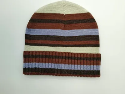 Umgeklappte Strickmütze mit breiten Querstreifen in Naturweiß, Rostbraun, Dunkelbraun und Blauviolett – Flachansicht auf weißem Hintergrund