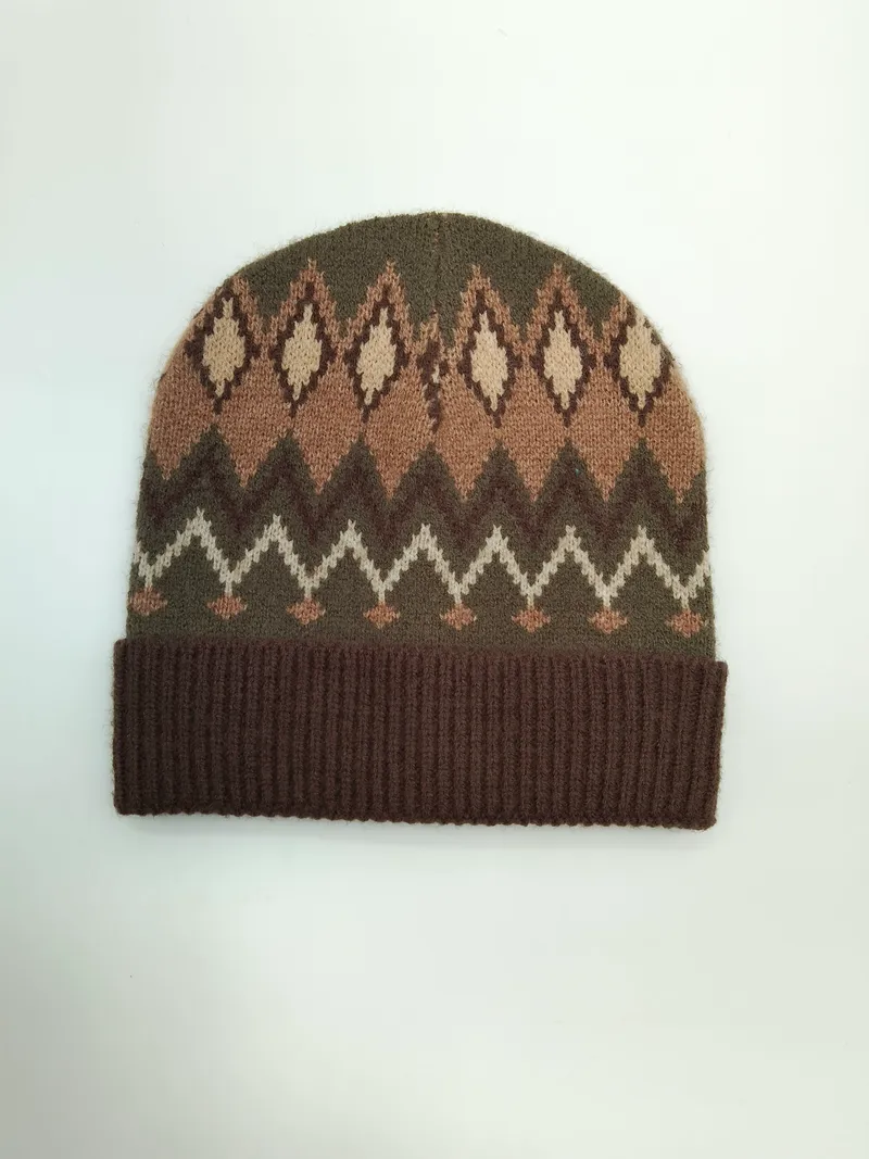 Gestrickte Wintermütze im traditionellen Fair-Isle-Stil mit Rauten- und Zickzackmuster in Erdbraun, Olivgrün und Naturweiß – mit breitem Rippenbündchen