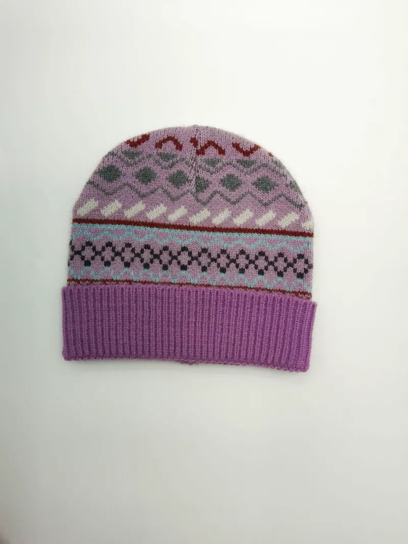 Lila Strickmütze mit bunten Fair-Isle-Zickzack-Ornamenten und gefalteter Krempe in verschiedenen Akzentfarben, Produktfoto auf weißem Hintergrund