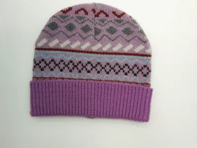 Lila Strickmütze mit bunten Fair-Isle-Zickzack-Ornamenten und gefalteter Krempe in verschiedenen Akzentfarben, Produktfoto auf weißem Hintergrund