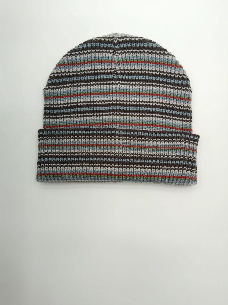 Gerippte Strickmütze mit horizontal verlaufenden Streifen in Grau, Blau, Braun, Rot und Grün sowie gefalteter Krempe, Draufsicht