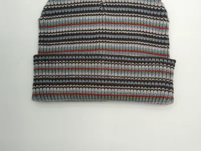 Gerippte Strickmütze mit horizontal verlaufenden Streifen in Grau, Blau, Braun, Rot und Grün sowie gefalteter Krempe, Draufsicht