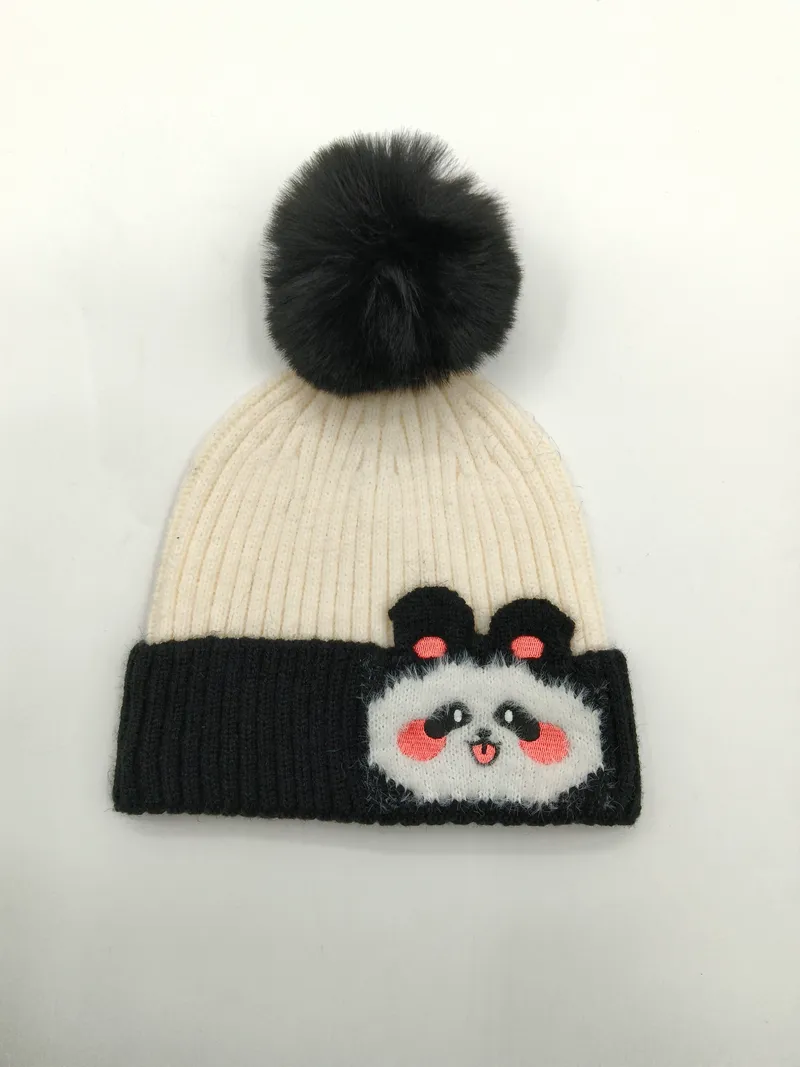 Weiß-schwarz gestreifte Rippenstrick-Beanie mit aufgenähtem Panda-Gesicht als Applikation und dunklem Kunstfell-Pompon, Wintermütze im Colorblock-Design