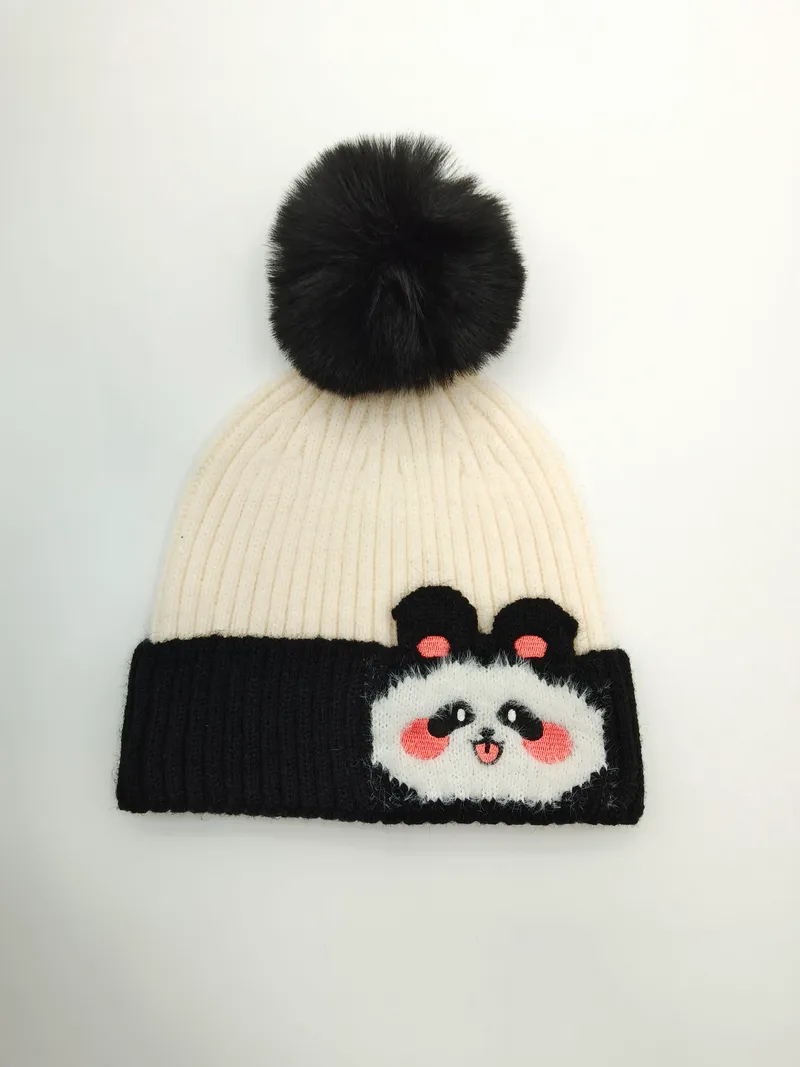 Zweiteilig gestalteter Rippenstrick-Beanie in Schwarz und Creme mit Panda-Motiv-Patch und voluminösem schwarzem Kunstfell-Bommel auf der Kuppe