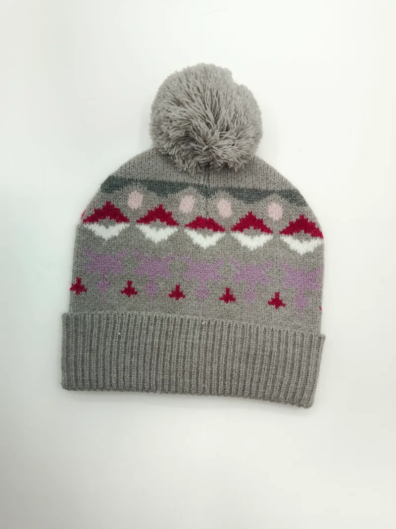 Graue Strick-Bommelmütze mit bunt gemustertem Fair-Isle-Design in Rot, Weiß, Rosa und Lavendel, Produktfoto auf weißem Hintergrund