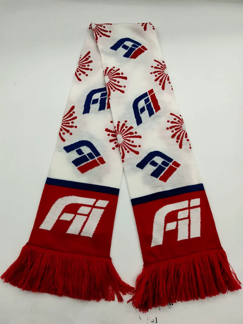 Gestrickter Fußball-Fanschal in Rot, Weiß und Blau mit Allover-Logo-Motiven und Feuerwerk-Ornamenten sowie roten Fransen an beiden Enden