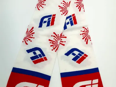 Jacquard-Strickschal in Rot, Weiß und Blau mit Allover-Logo-Motiven, Feuerwerk-Design und großem weißen Emblem an den Enden