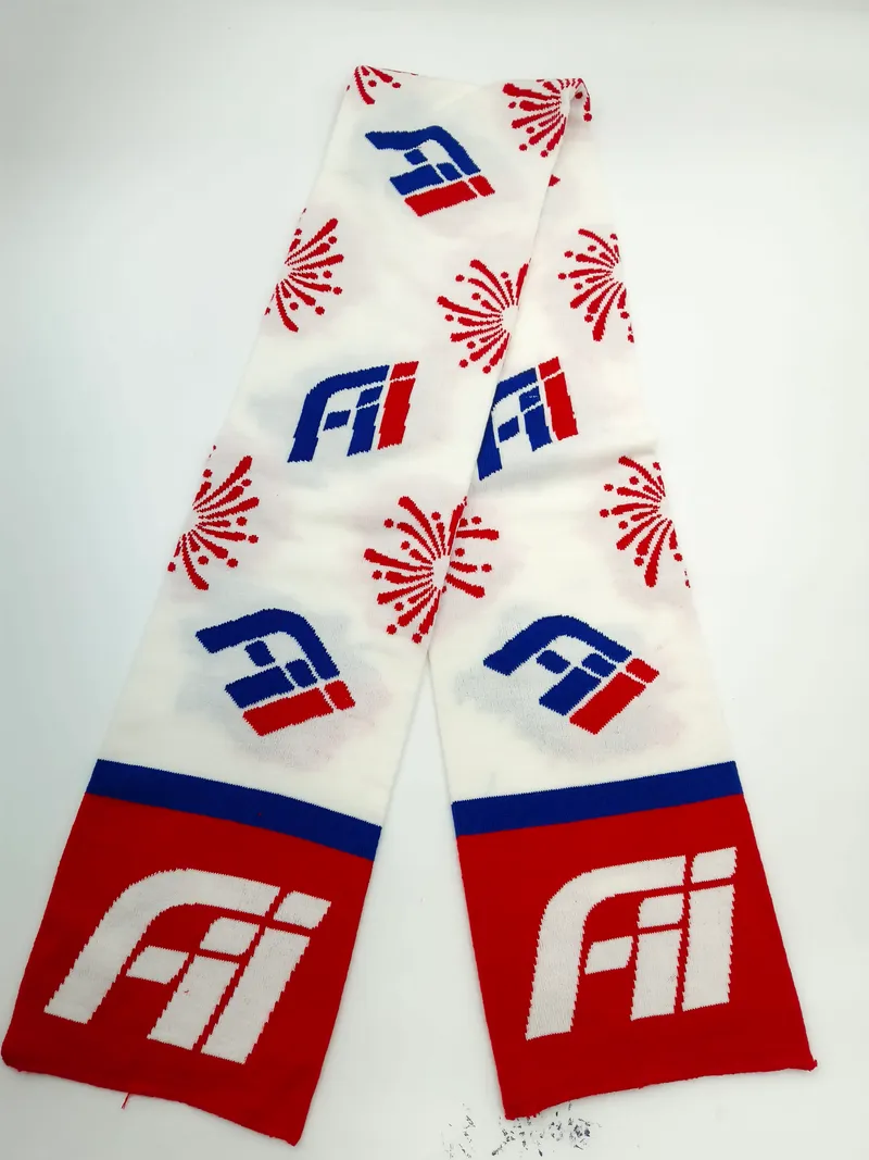 Jacquard-Strickschal in Rot, Weiß und Blau mit Allover-Logo-Motiven, Feuerwerk-Design und großem weißen Emblem an den Enden