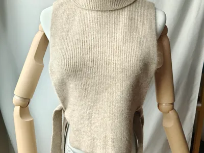Haferbeige gerippte ärmellose Rollkragen-Strickweste mit Bindegürtel an der Taille auf einer Schaufensterpuppe, neu mit Etikett