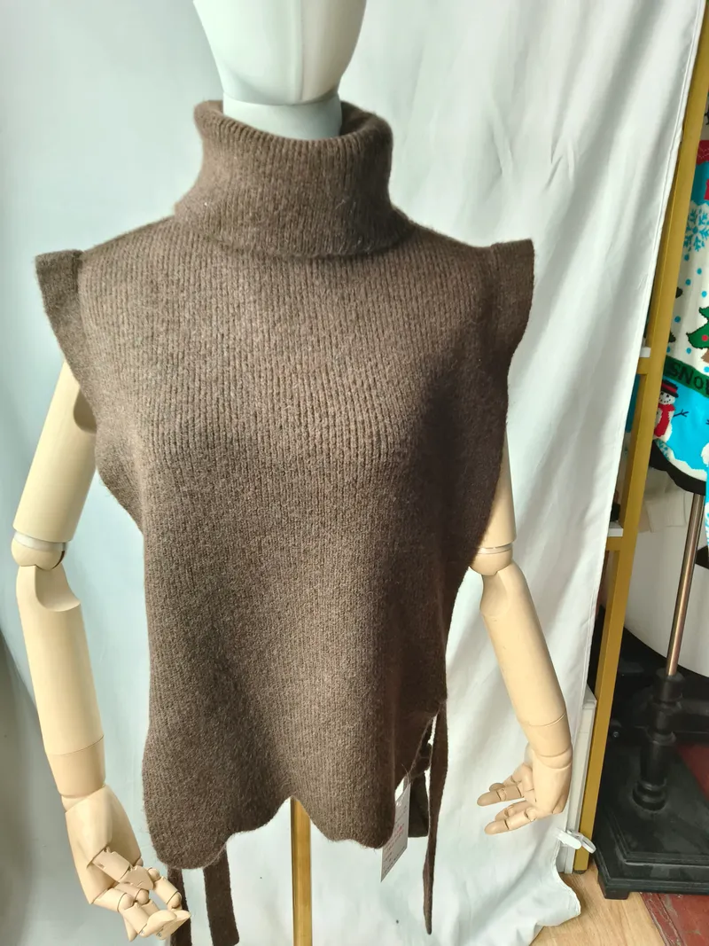 Taupefarbene ärmellose Rollkragen-Strickweste mit Seitenband-Details auf einer Schneiderpuppe