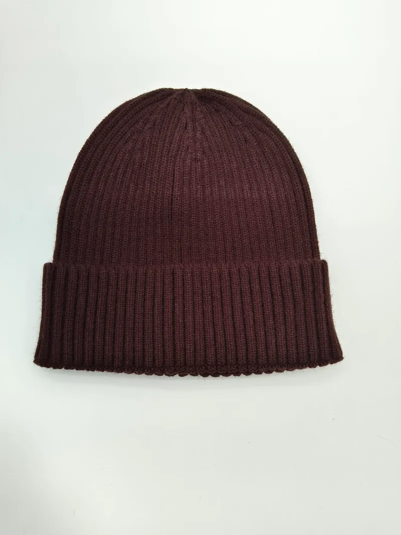 Dunkelrote Rippstrick-Mütze mit umgeschlagenem Bündchen, auf weißem Untergrund, Unisex-Winteraccessoire