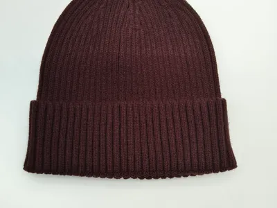 Dunkelrote Rippstrick-Mütze mit umgeschlagenem Bündchen, auf weißem Untergrund, Unisex-Winteraccessoire