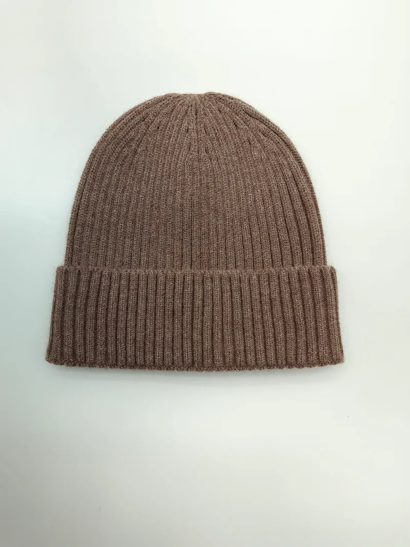 Taupefarbene fein gerippte Strickmütze mit Umschlagrand, auf weißem Hintergrund, weicher Wollmix-Winterbeanie
