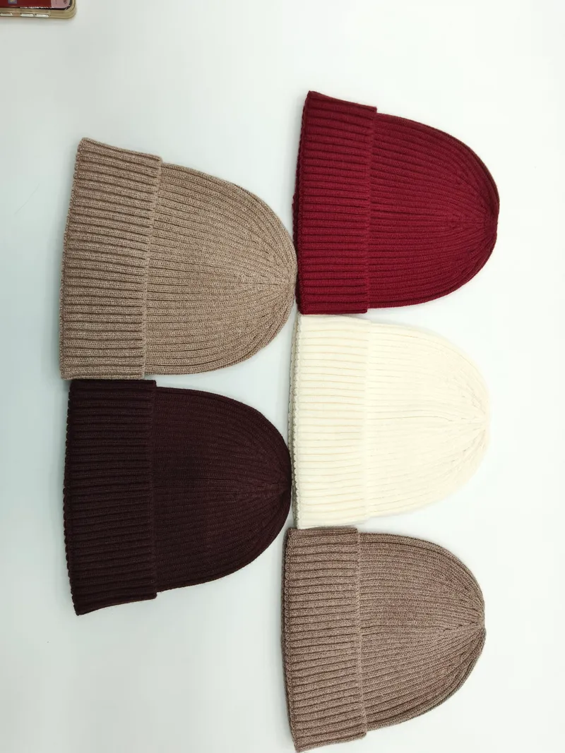 Fünf Rippstrick-Beanies nebeneinander in den Farben Beige, Bordeaux, Creme, Dunkelbraun und Taupe auf weißem Hintergrund