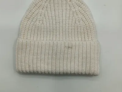 Cremeweiße grobgestrickte Rippstrick-Beanie mit umgeschlagenem Rand, flach auf weißem Hintergrund