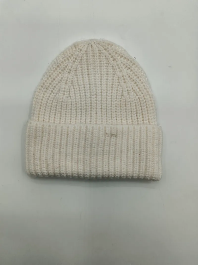 Cremeweiße grobgestrickte Rippstrick-Beanie mit umgeschlagenem Rand, flach auf weißem Hintergrund
