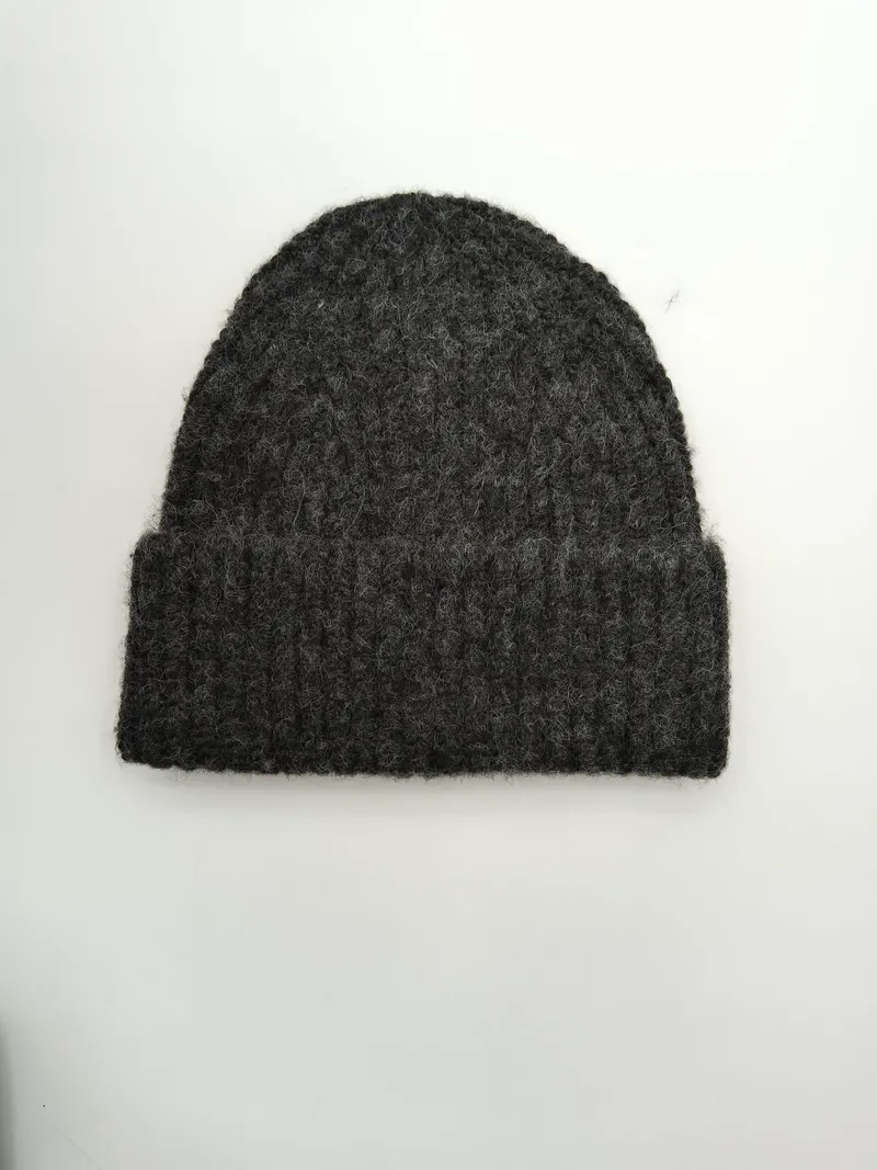 Dunkel anthrazitgraue Strickmütze mit flauschiger Wollstruktur und gefaltetem Krempenumschlag, Flachbild auf weißem Hintergrund