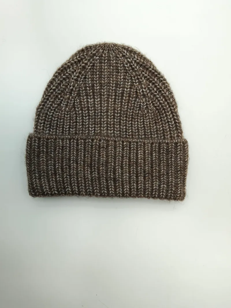 Braun melierte Strickmütze mit gefaltetem Bund und Wollmischung, Flachbild auf weißem Untergrund