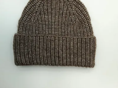 Braun melierte Strickmütze mit gefaltetem Bund und Wollmischung, Flachbild auf weißem Untergrund