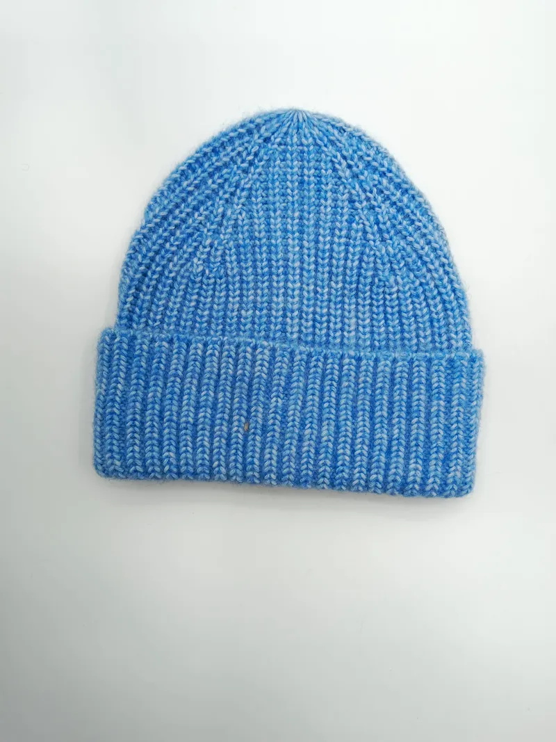 Himmelblaue Marl-Strickmütze mit Rippenmuster und umgeklapptem Krempenrand, Draufsicht auf weißem Hintergrund