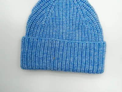 Himmelblaue Marl-Strickmütze mit Rippenmuster und umgeklapptem Krempenrand, Draufsicht auf weißem Hintergrund