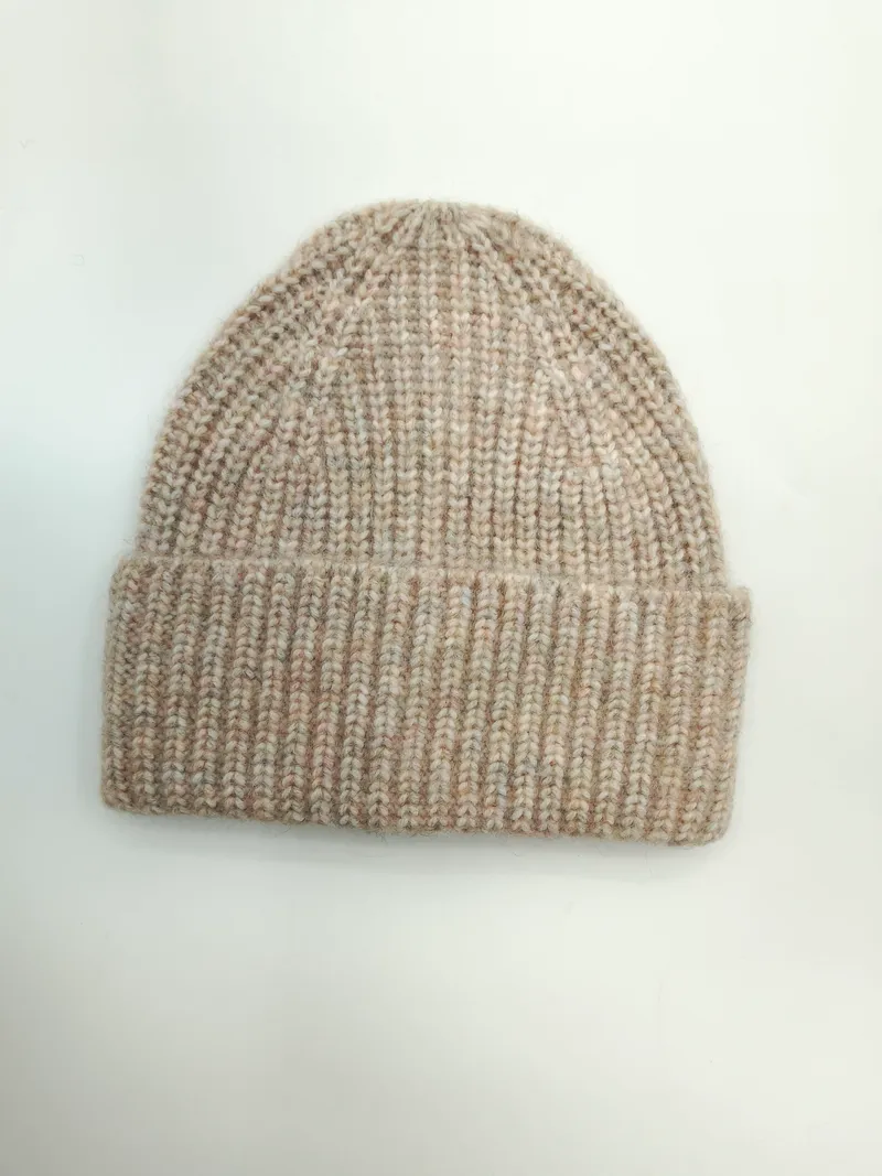 Naturbeige Oatmeal-Marl Strickmütze mit Rippenmuster und umgeklapptem Bund, von oben auf weißem Untergrund fotografiert