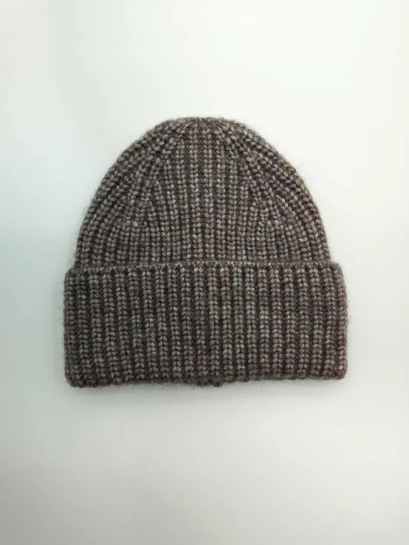Taupe-braune Marl-Strickmütze aus Wollmischung mit Rippenmuster und gefaltetem Krempenrand, Draufsicht auf weißem Hintergrund