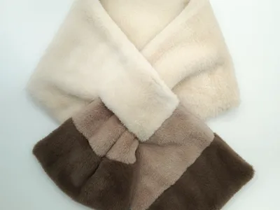 Weiches Kunstfell-Schal in Creme, Taupe und Dunkelbraun im Farbverlauf-Design mit Durchziehschlaufe, Flachbild auf weißem Hintergrund