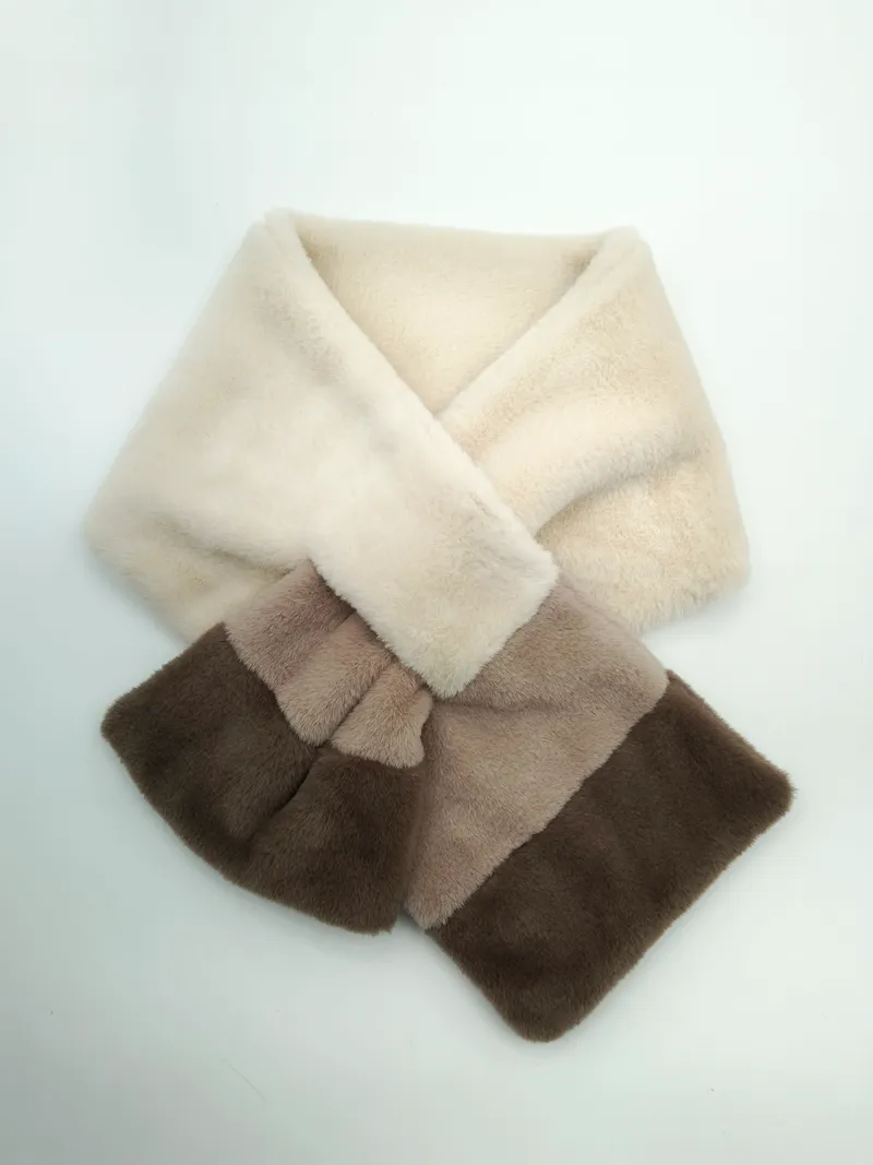 Weiches Kunstfell-Schal in Creme, Taupe und Dunkelbraun im Farbverlauf-Design mit Durchziehschlaufe, Flachbild auf weißem Hintergrund