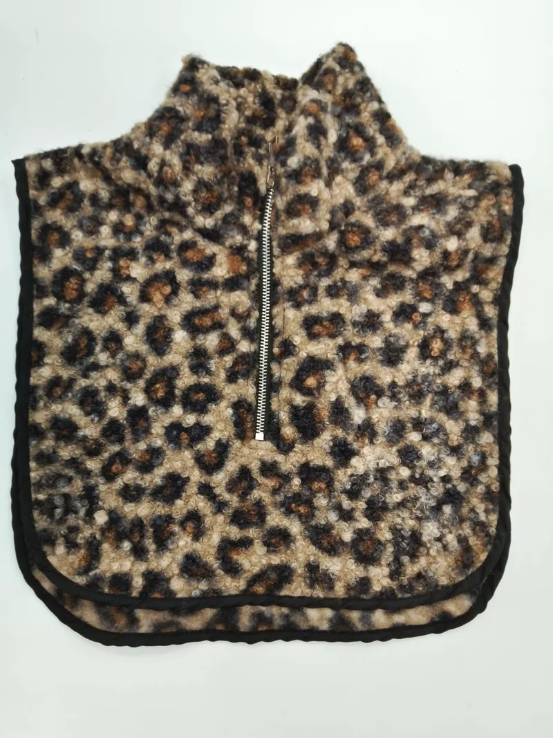 Gemusterter Sherpa-Fleece-Halswärmer im Leo-Design mit silbernem Halbzip und schwarzen Abschlusskanten, Flachbild auf weißem Hintergrund