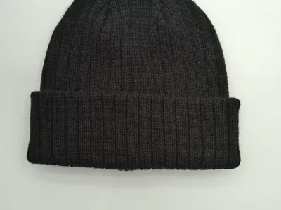 Dunkelgraue Wintermütze mit feiner Rippenstruktur und gefaltetem Bündchen, Woll-Mix-Material, studioaufnahme auf hellem Untergrund