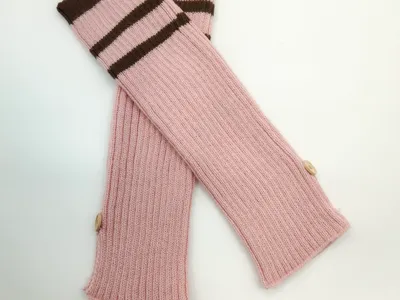 Fingerlose Armstulpen in altrosa Rippenstrick mit kontrastfarbenen braunen Streifen am Bündchen und kleinen dekorativen Knöpfen, Produktfoto auf weißem Hintergrund