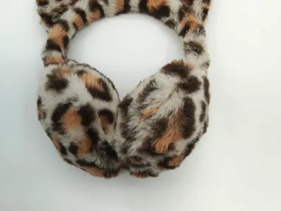 Flauschige Ohrenschützer im Leopardenmuster aus Kunstfell mit niedlichen Katzenohren, braun-beige Töne, Produktfoto auf hellem Untergrund