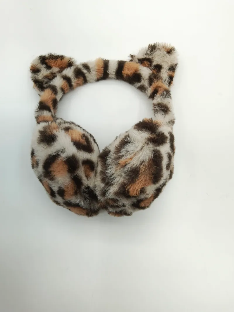 Flauschige Ohrenschützer im Leopardenmuster aus Kunstfell mit niedlichen Katzenohren, braun-beige Töne, Produktfoto auf hellem Untergrund