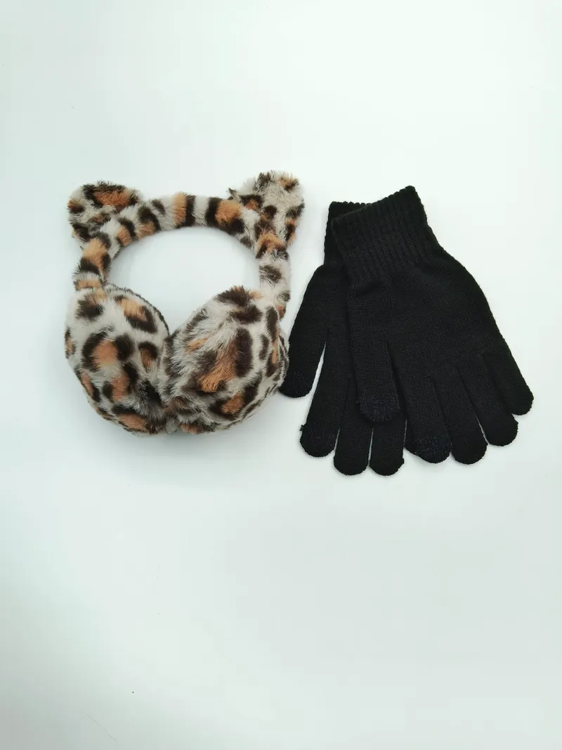 Ohrenschützer im Leo-Print aus Kunstfell mit Katzenohr-Design und schwarze Strickhandschuhe mit Touchscreen-Funktion als Winterset, auf weißem Hintergrund