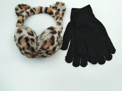 Ohrenschützer im Leo-Print aus Kunstfell mit Katzenohr-Design und schwarze Strickhandschuhe mit Touchscreen-Funktion als Winterset, auf weißem Hintergrund