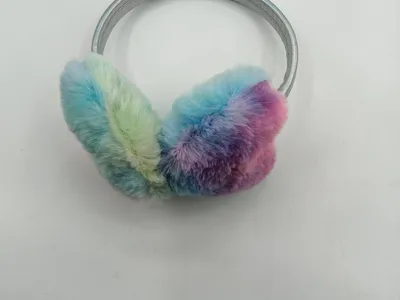 Bunte Plüsch-Ohrenschützer in Pastellfarben mit Batik-Muster in Lila, Blau und Grün, montiert auf silberfarbenem Metallhaarreif, Weißer Hintergrund