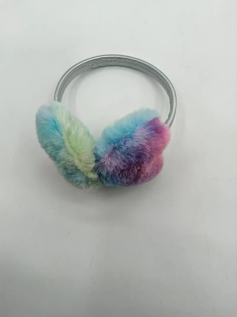 Bunte Plüsch-Ohrenschützer in Pastellfarben mit Batik-Muster in Lila, Blau und Grün, montiert auf silberfarbenem Metallhaarreif, Weißer Hintergrund