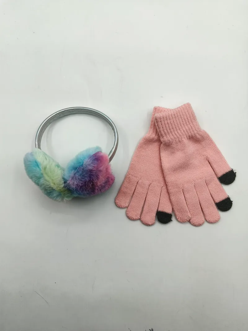 Bunt gemusterte Batik-Plüsch-Ohrenschützer mit Silberhaarreif und rosafarbene Strickhandschuhe mit Smartphone-Funktion, Flachbild auf weißem Hintergrund